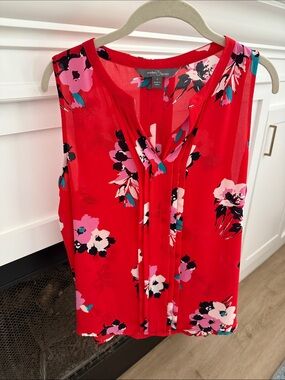 Market & Spruce Red Floral Pleated V-Neck Sleeveless Camisole